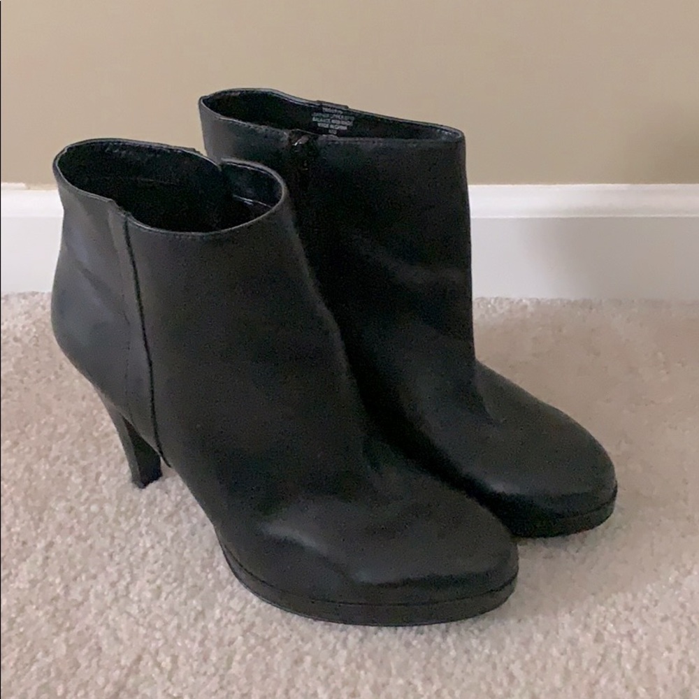 Nine West women’s booties size 9